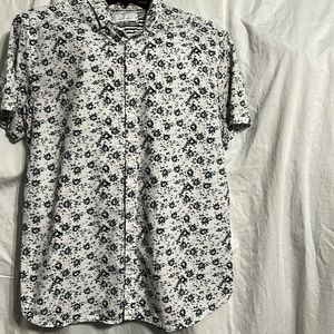 Men’s white flowered shirt
